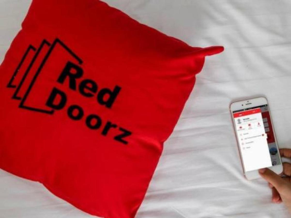 Reddoorz @ Genteng סוראבאיה מראה חיצוני תמונה