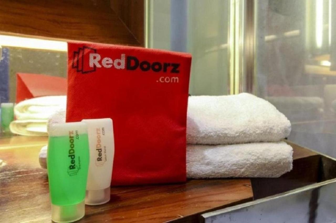 Reddoorz @ Genteng סוראבאיה מראה חיצוני תמונה