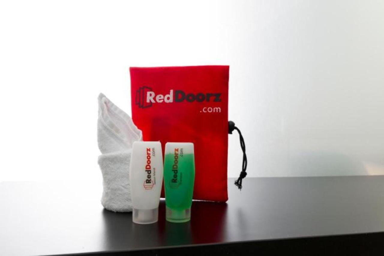 Reddoorz @ Genteng סוראבאיה מראה חיצוני תמונה